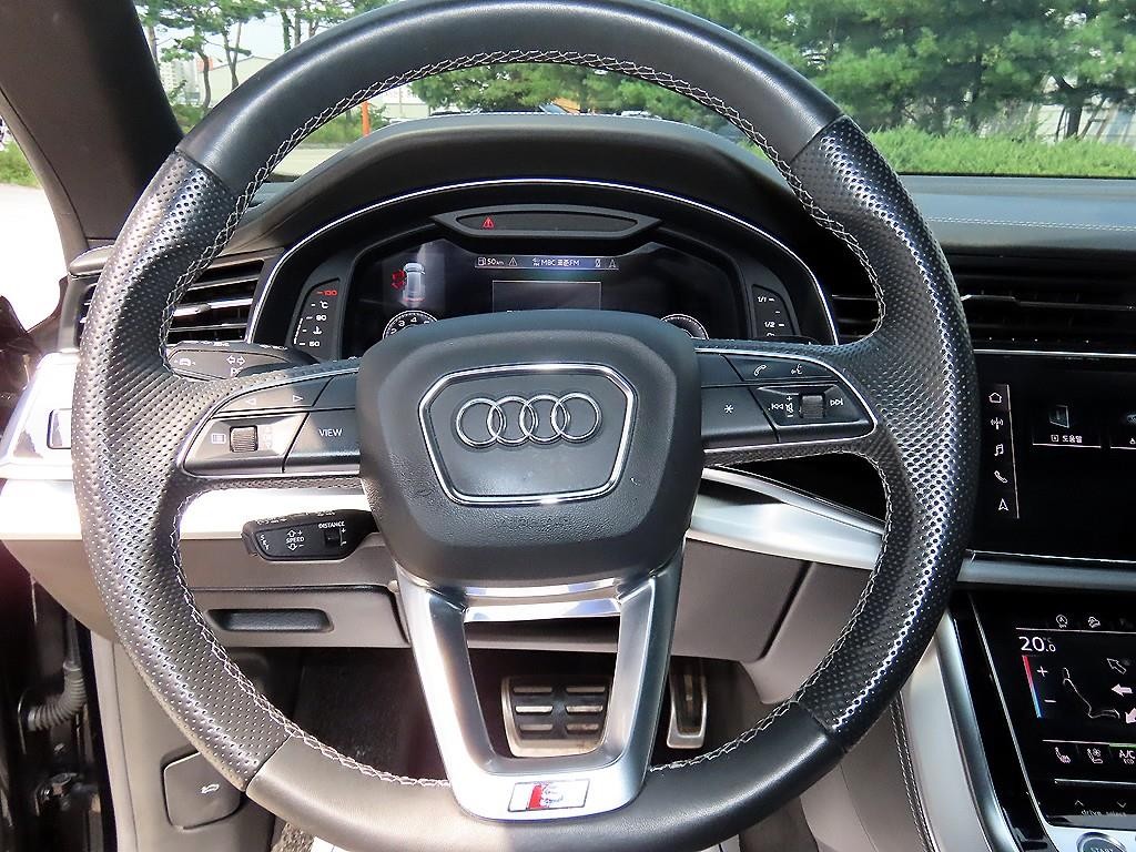 아우디 Q8 55 TFSI 콰트로 프리미엄 이미지 8