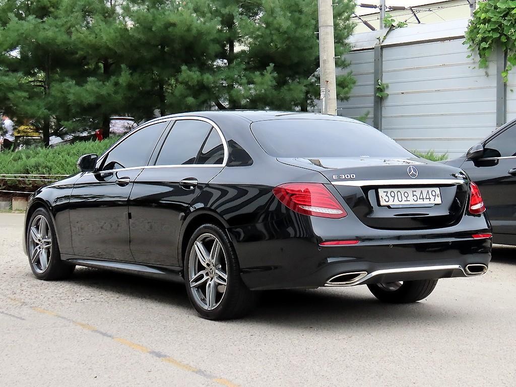 벤츠 E 클래스 E-클래스 W213 E300 4MATIC AMG LINE 이미지 3