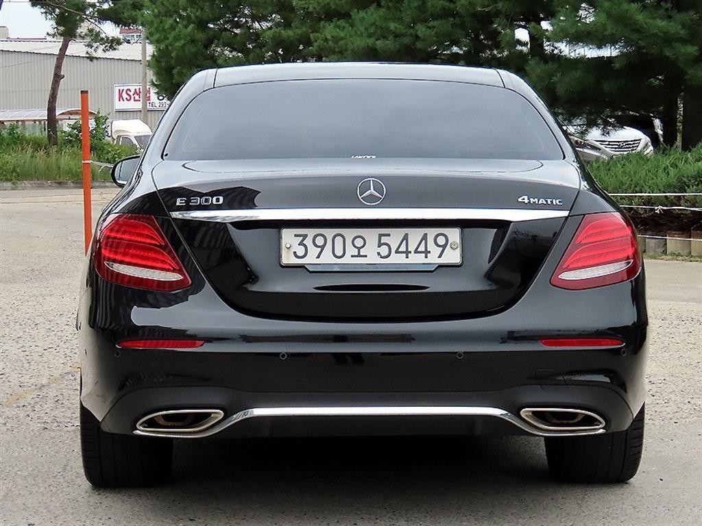 벤츠 E 클래스 E-클래스 W213 E300 4MATIC AMG LINE 이미지 4