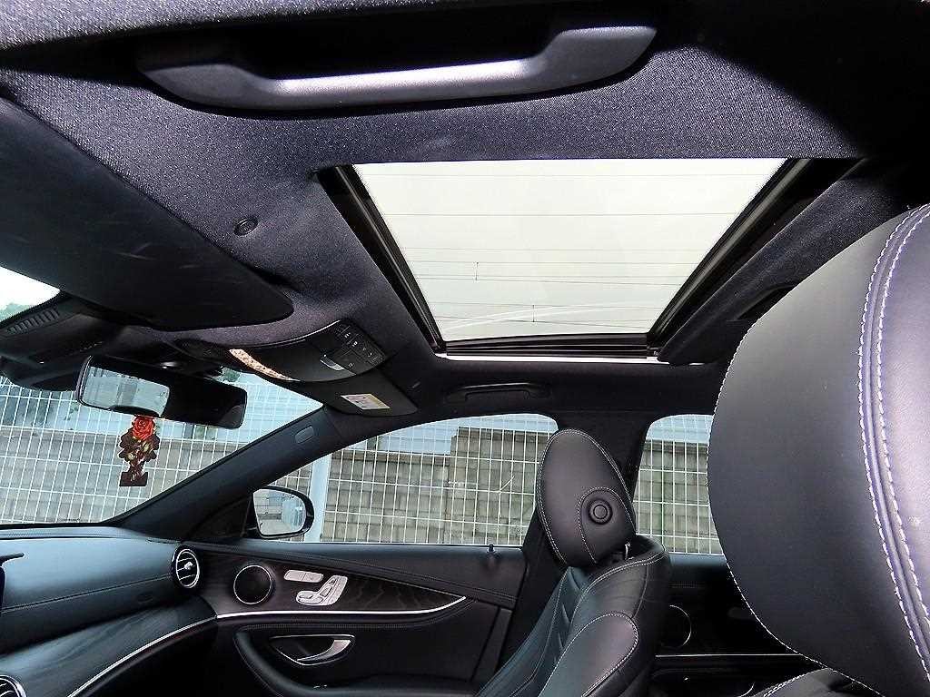 벤츠 E 클래스 E-클래스 W213 E220d 4MATIC AMG라인 이미지 18