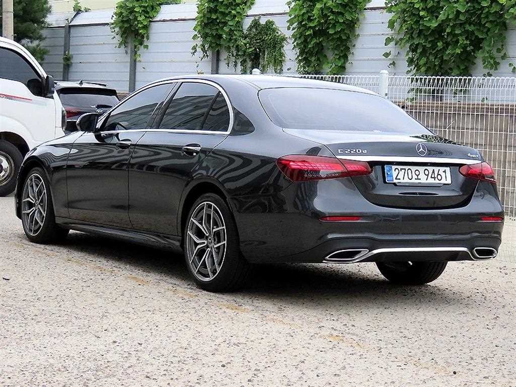벤츠 E 클래스 E-클래스 W213 E220d 4MATIC AMG라인 이미지 3