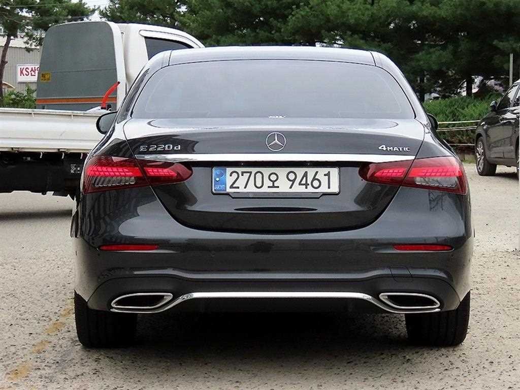 벤츠 E 클래스 E-클래스 W213 E220d 4MATIC AMG라인 이미지 4