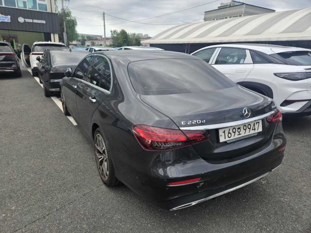 벤츠 E 클래스 E-클래스 W213 E220d 4MATIC AMG라인 이미지 2
