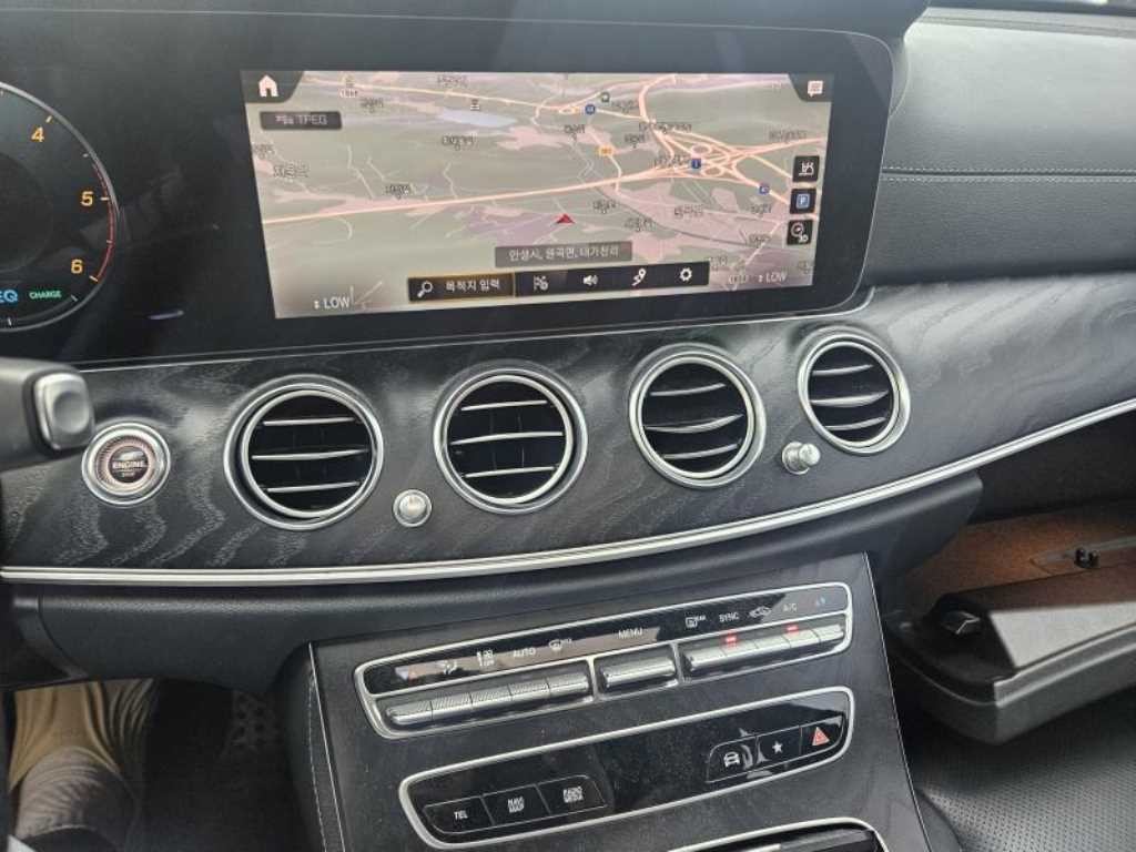 벤츠 E 클래스 E-클래스 W213 E220d 4MATIC AMG라인 이미지 9