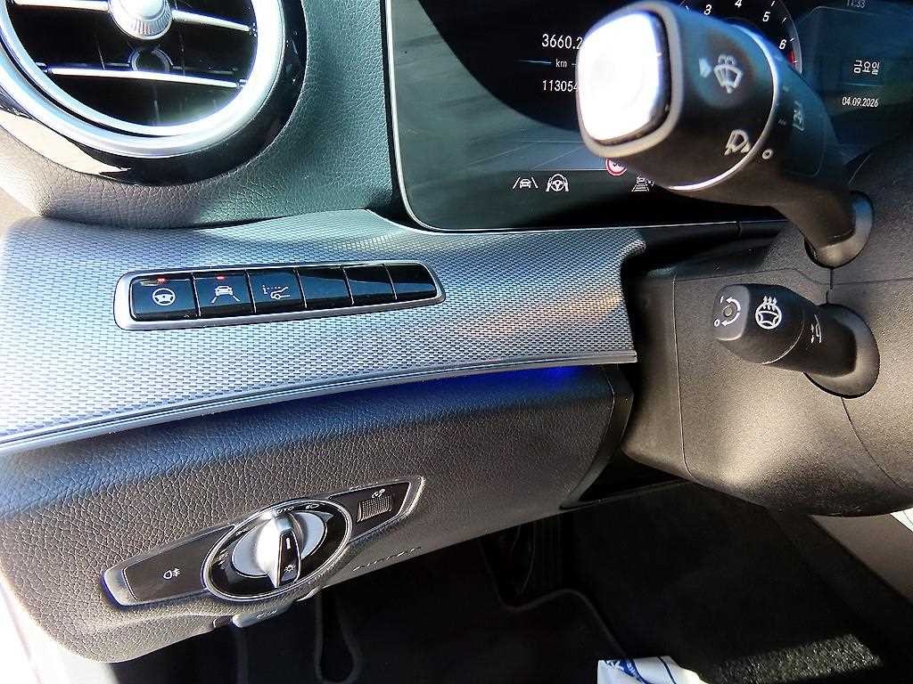 벤츠 E 클래스 E-클래스 W213 E300 4MATIC AMG LINE 이미지 12