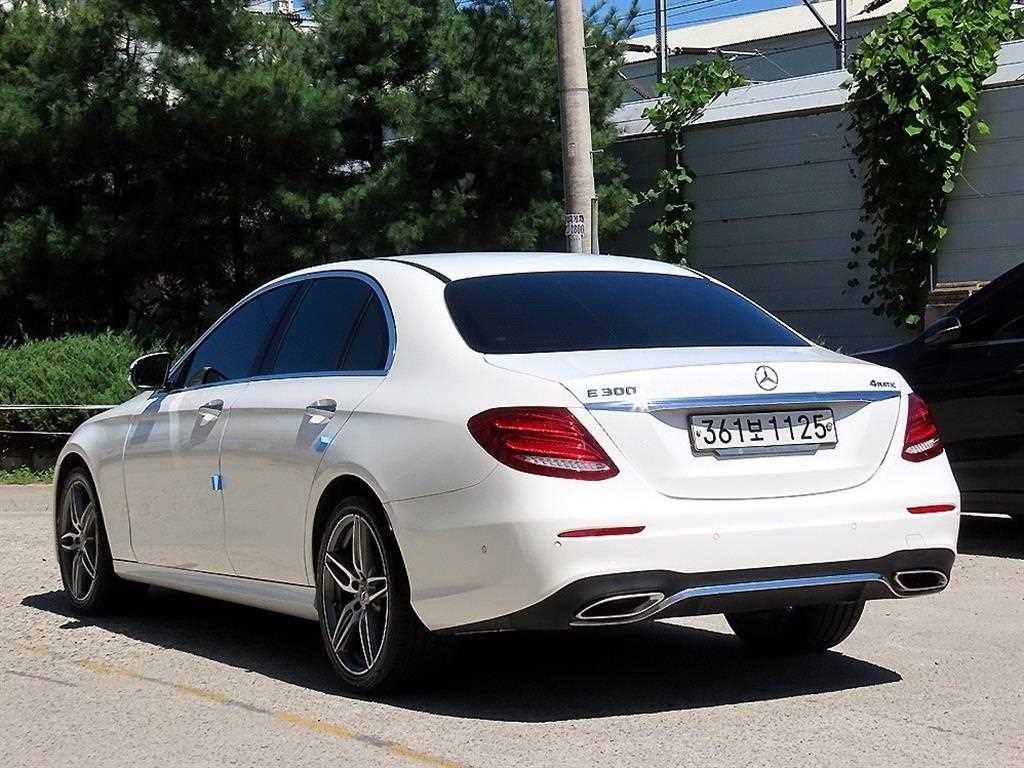 벤츠 E 클래스 E-클래스 W213 E300 4MATIC AMG LINE 이미지 3