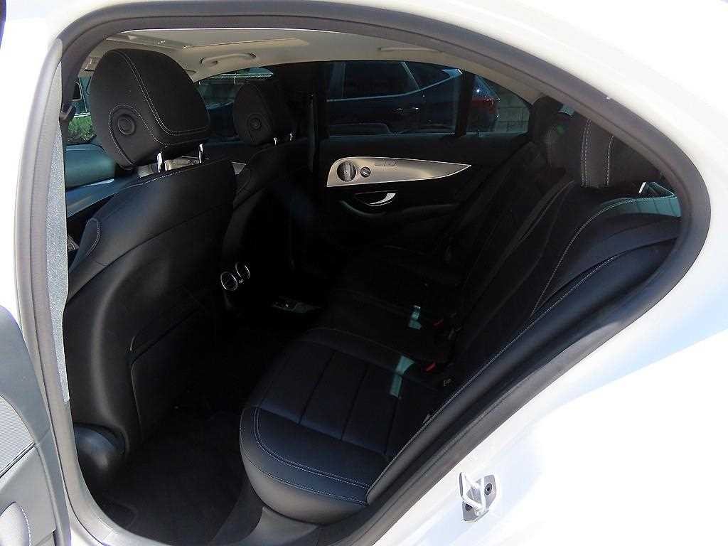벤츠 E 클래스 E-클래스 W213 E300 4MATIC AMG LINE 이미지 6
