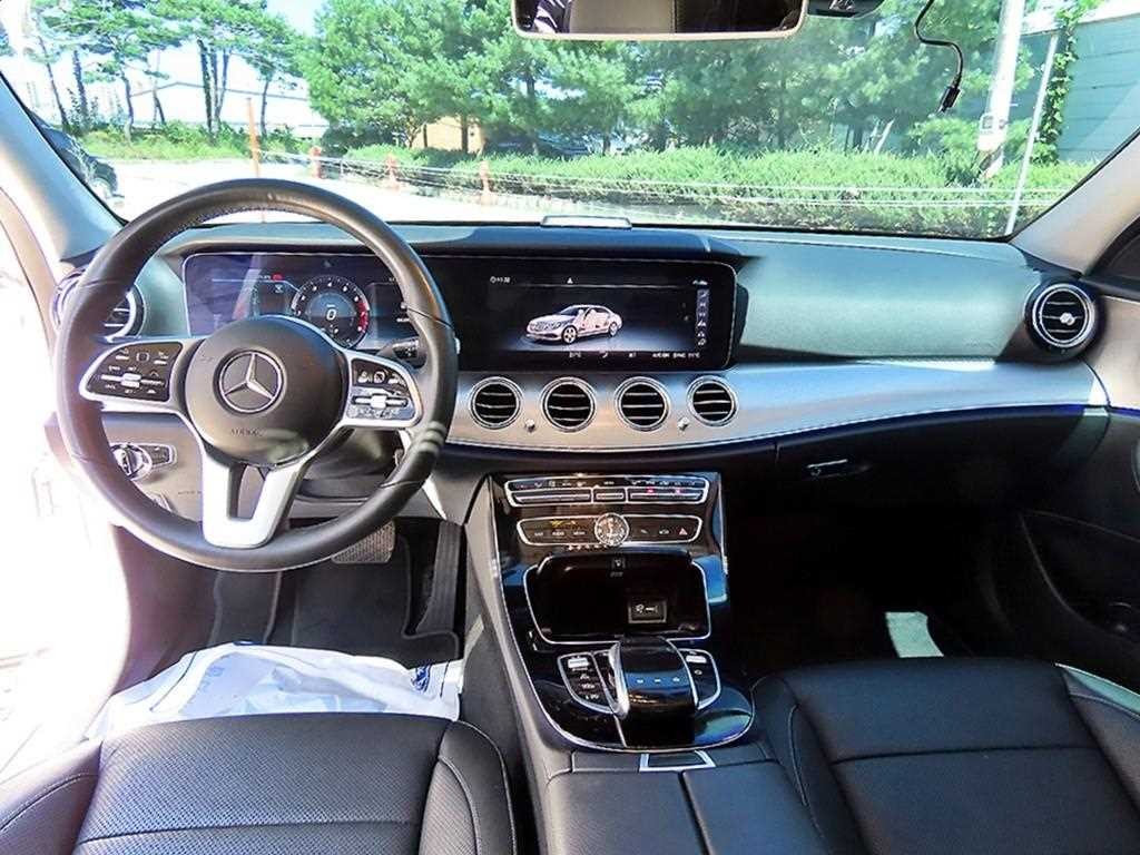 벤츠 E 클래스 E-클래스 W213 E300 4MATIC AMG LINE 이미지 7