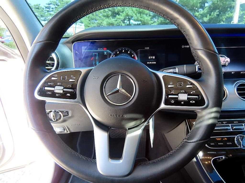 벤츠 E 클래스 E-클래스 W213 E300 4MATIC AMG LINE 이미지 8