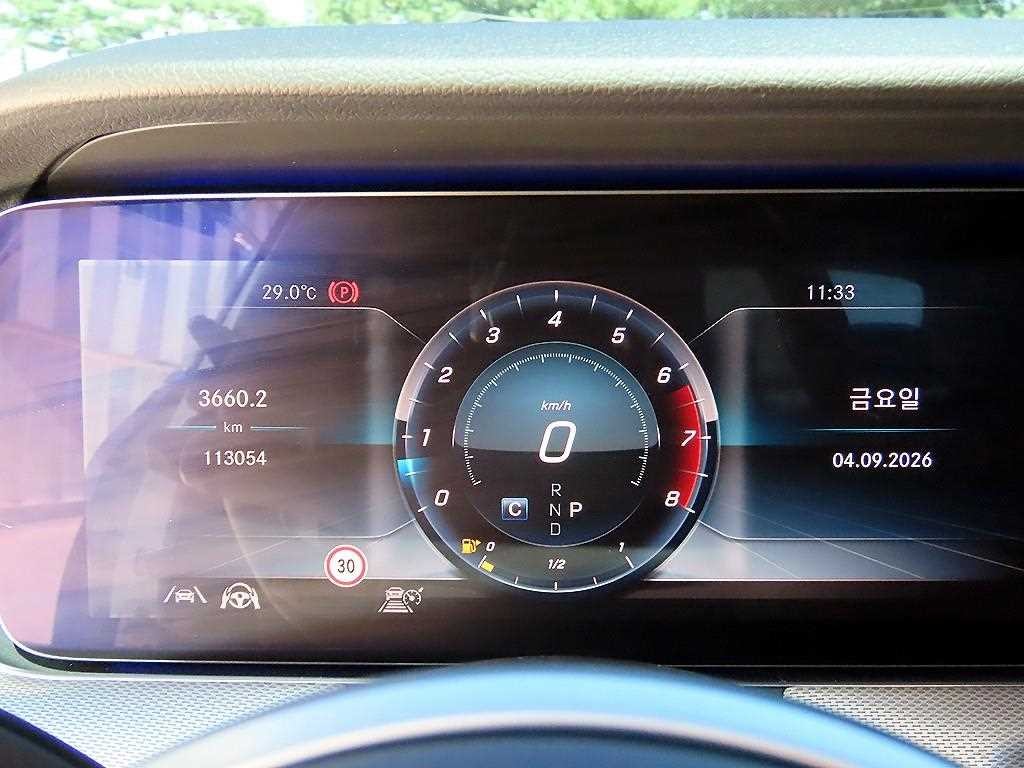 벤츠 E 클래스 E-클래스 W213 E300 4MATIC AMG LINE 이미지 9