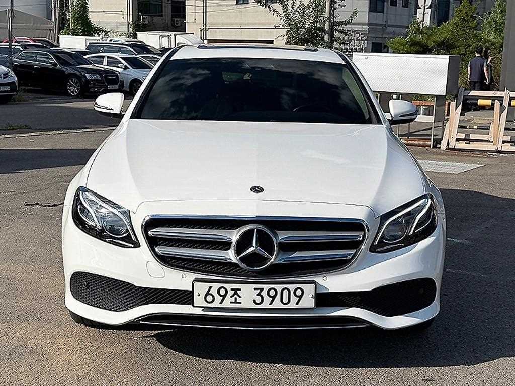 벤츠 E 클래스 E-클래스 W213 E220d 아방가르드 이미지 1