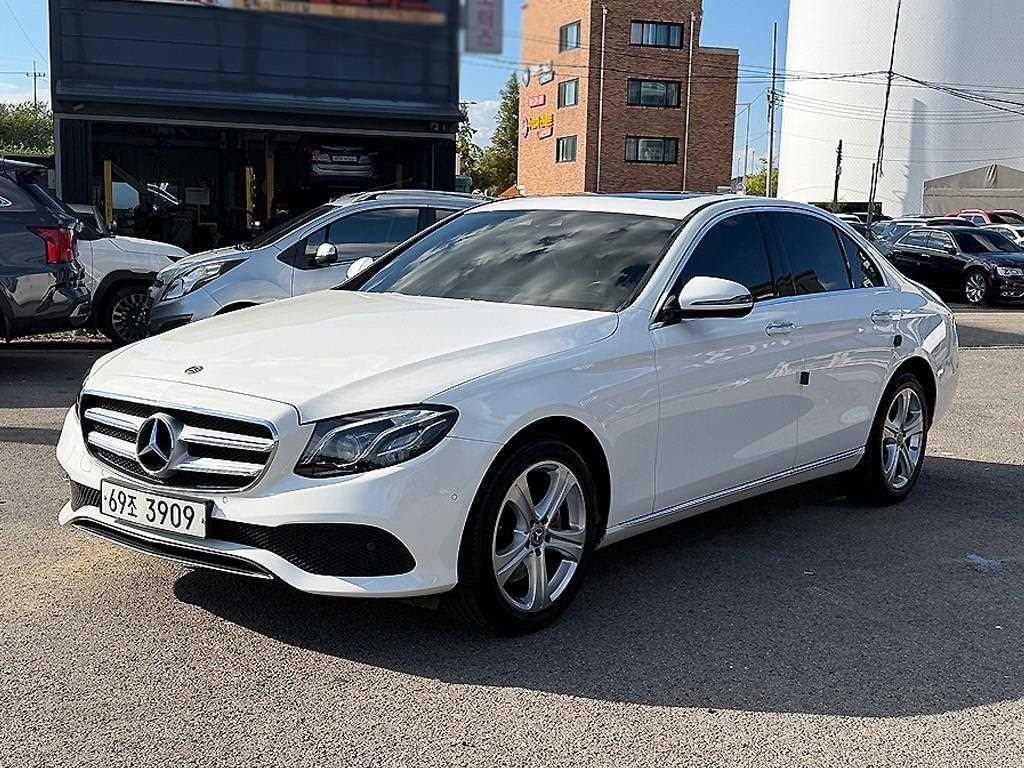 벤츠 E 클래스 E-클래스 W213 E220d 아방가르드 이미지 2