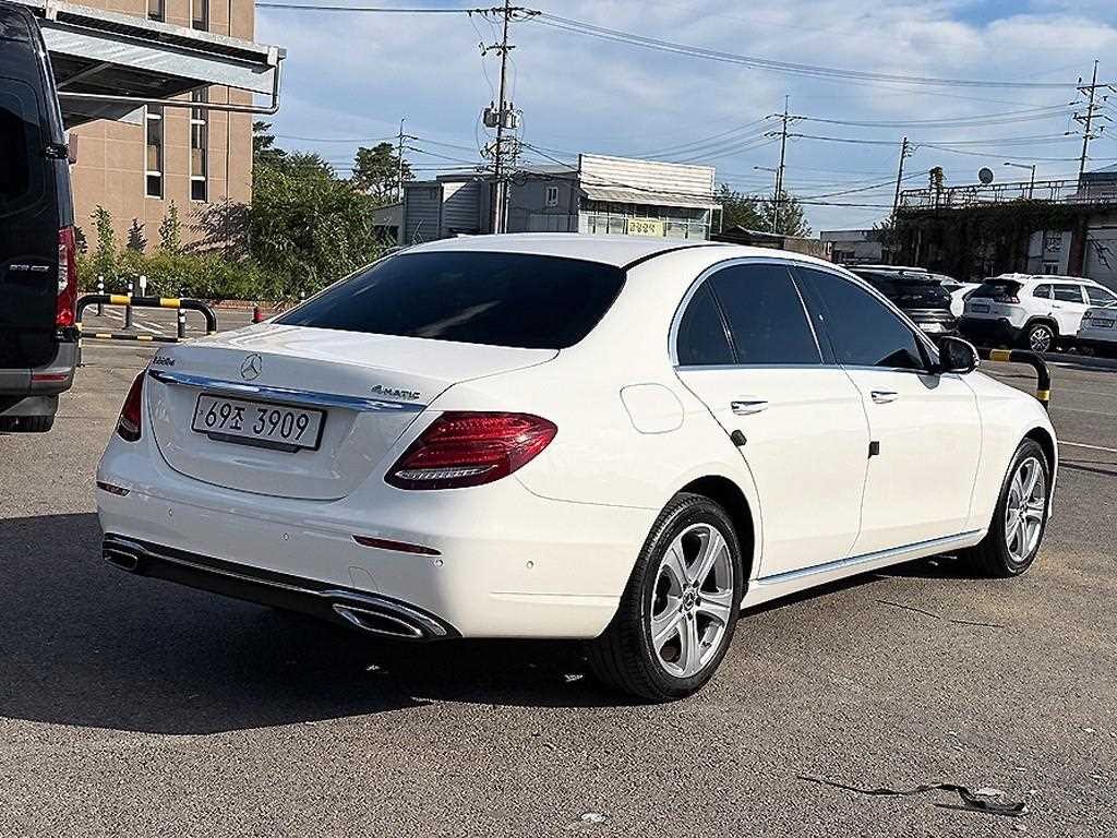 벤츠 E 클래스 E-클래스 W213 E220d 아방가르드 이미지 4