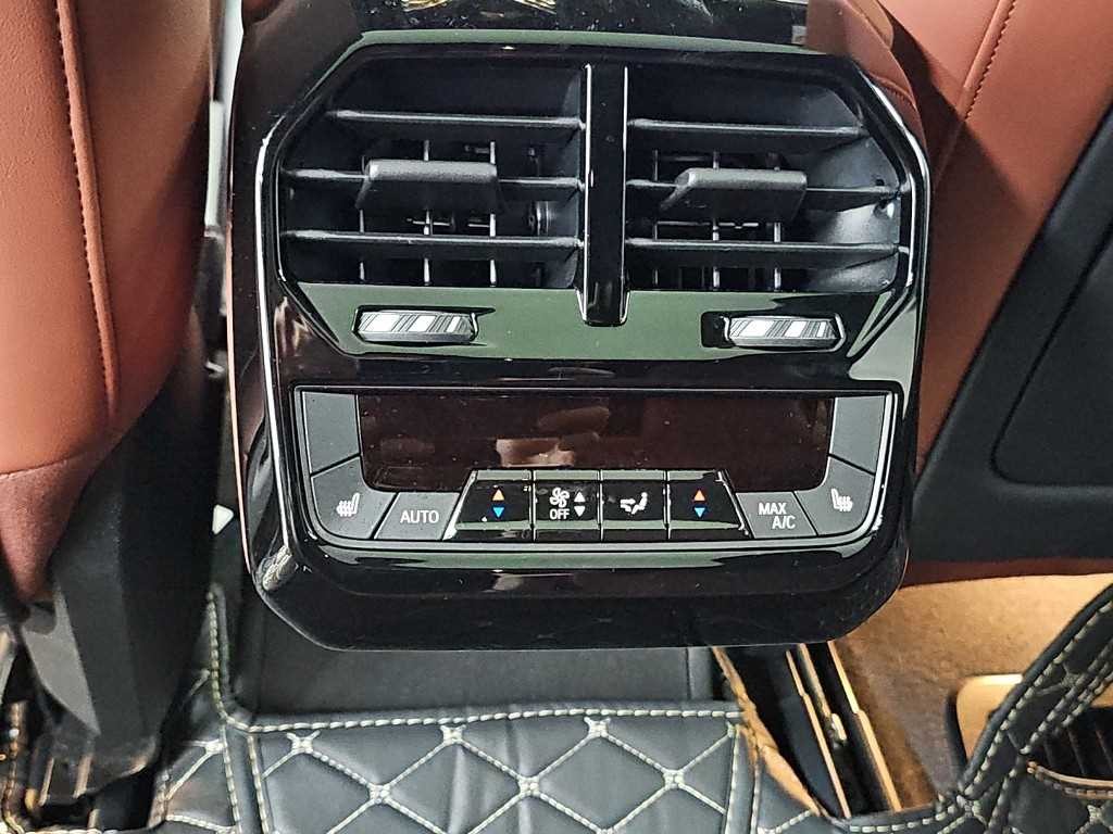 BMW iX M60 이미지 13