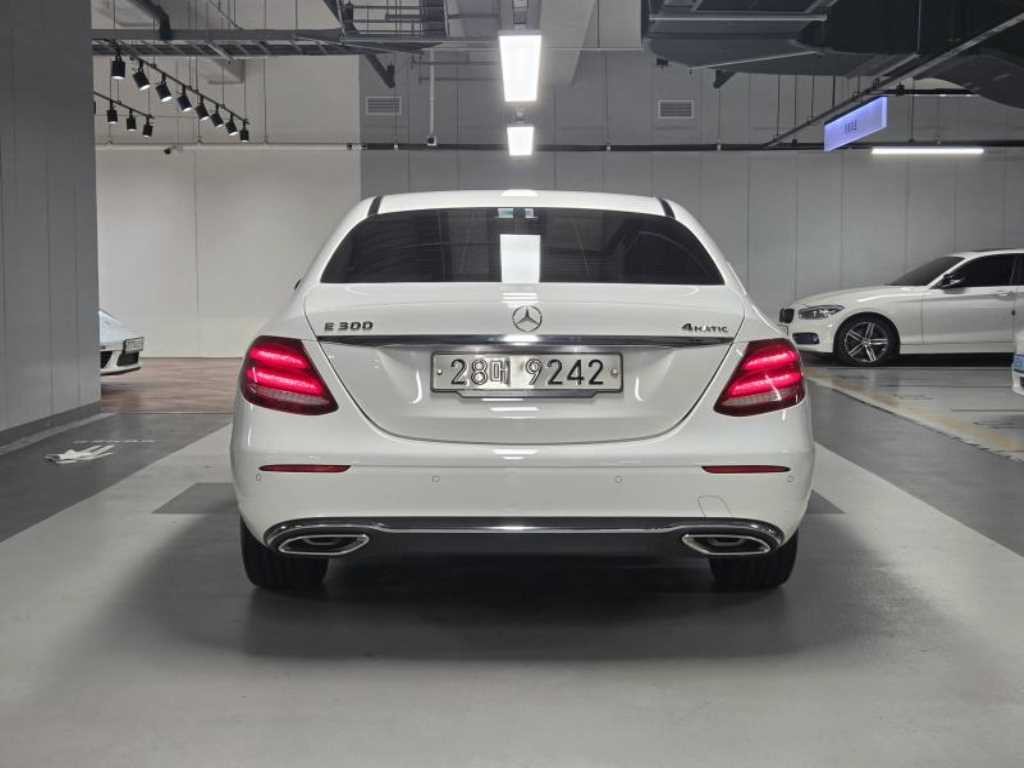 벤츠 E 클래스 E-클래스 W213 E300 4MATIC 익스클루시브 이미지 3