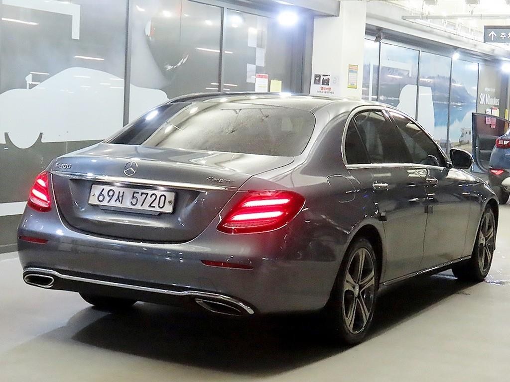 벤츠 E 클래스 E-클래스 W213 E300 4MATIC 아방가르드 이미지 4