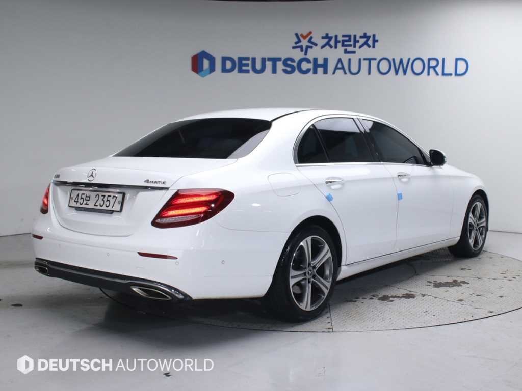 벤츠 E 클래스 E-클래스 W213 E300 4MATIC 아방가르드 이미지 2