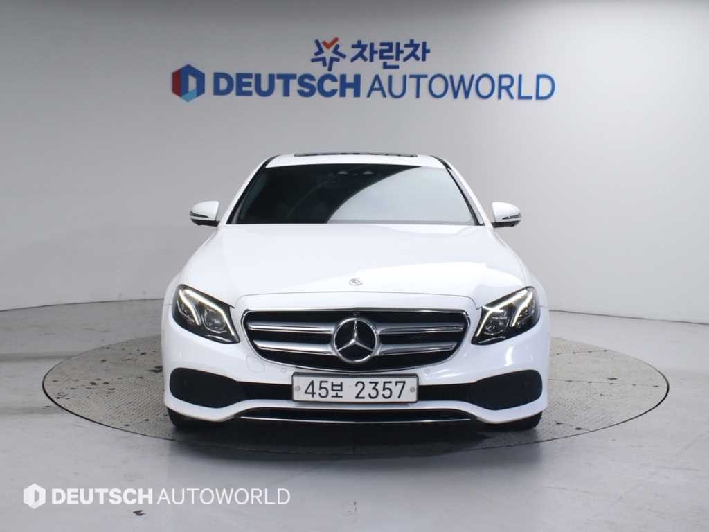 벤츠 E 클래스 E-클래스 W213 E300 4MATIC 아방가르드 이미지 3