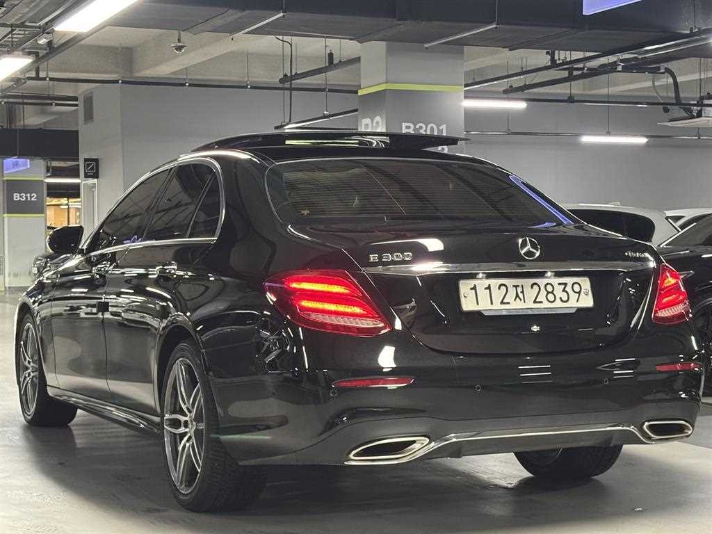 벤츠 E 클래스 E-클래스 W213 E300 4MATIC AMG LINE 이미지 4