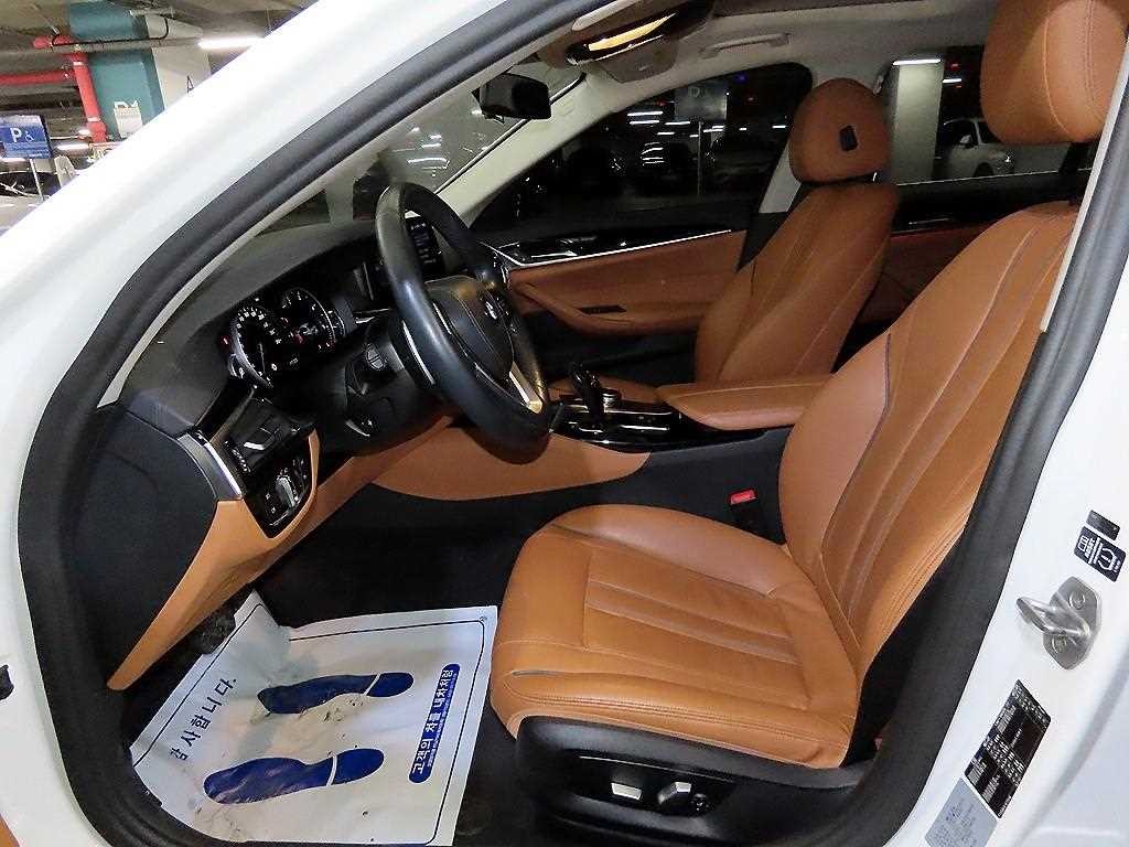BMW 5시리즈 5시리즈 (G30) 520d M 스포츠 플러스 이미지 6
