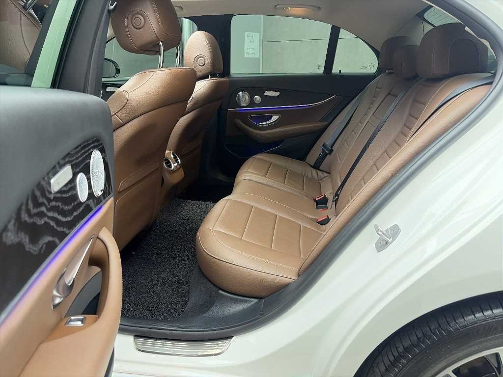 벤츠 E 클래스 E-클래스 W213 E300 4MATIC 아방가르드 이미지 12