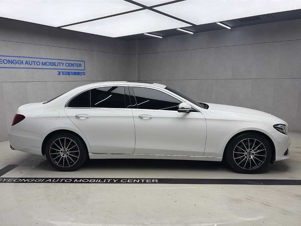 벤츠 E 클래스 E-클래스 W213 E300 4MATIC 아방가르드 이미지 4