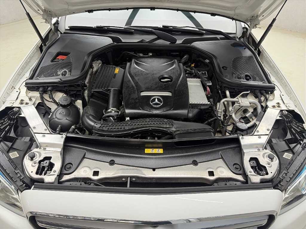 벤츠 E 클래스 E-클래스 W213 E300 4MATIC 아방가르드 이미지 5