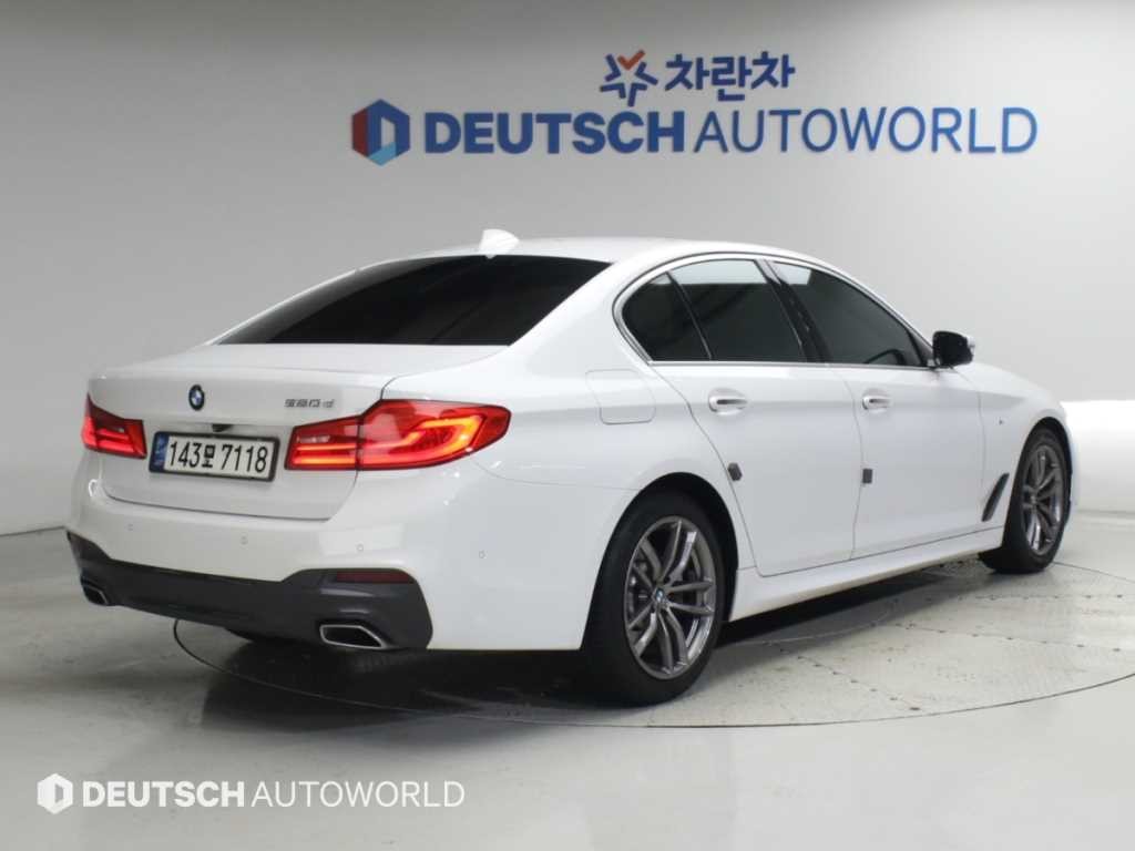 BMW 5시리즈 5시리즈 (G30) 520d M 스포츠 플러스 이미지 2