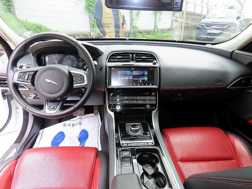 재규어 XE 2.0D R스포츠 이미지 7