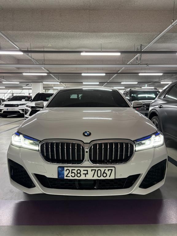 BMW 5시리즈 5시리즈 (G30) 530e M 스포츠 이미지 1