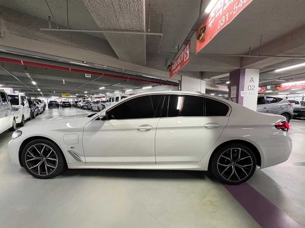 BMW 5시리즈 5시리즈 (G30) 530e M 스포츠 이미지 8