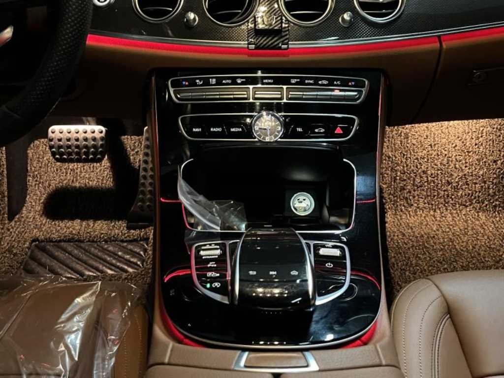 벤츠 E 클래스 E-클래스 W213 E300 4MATIC AMG LINE 이미지 8