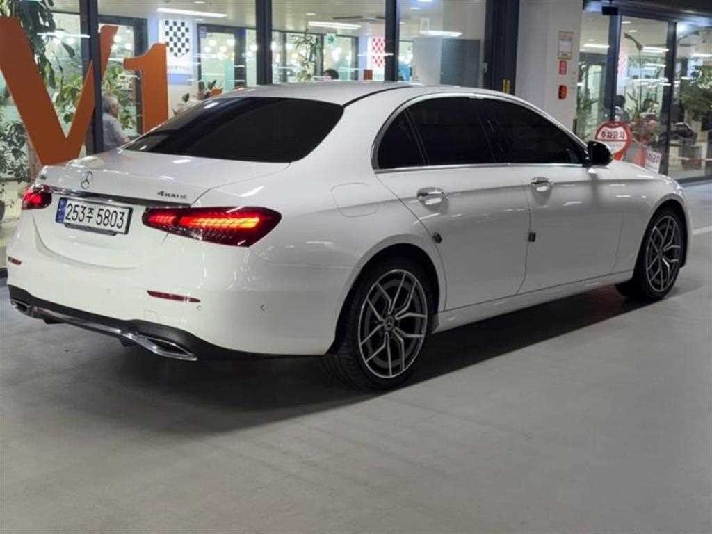벤츠 E 클래스 E-클래스 W213 E220d 4MATIC AMG라인 이미지 4