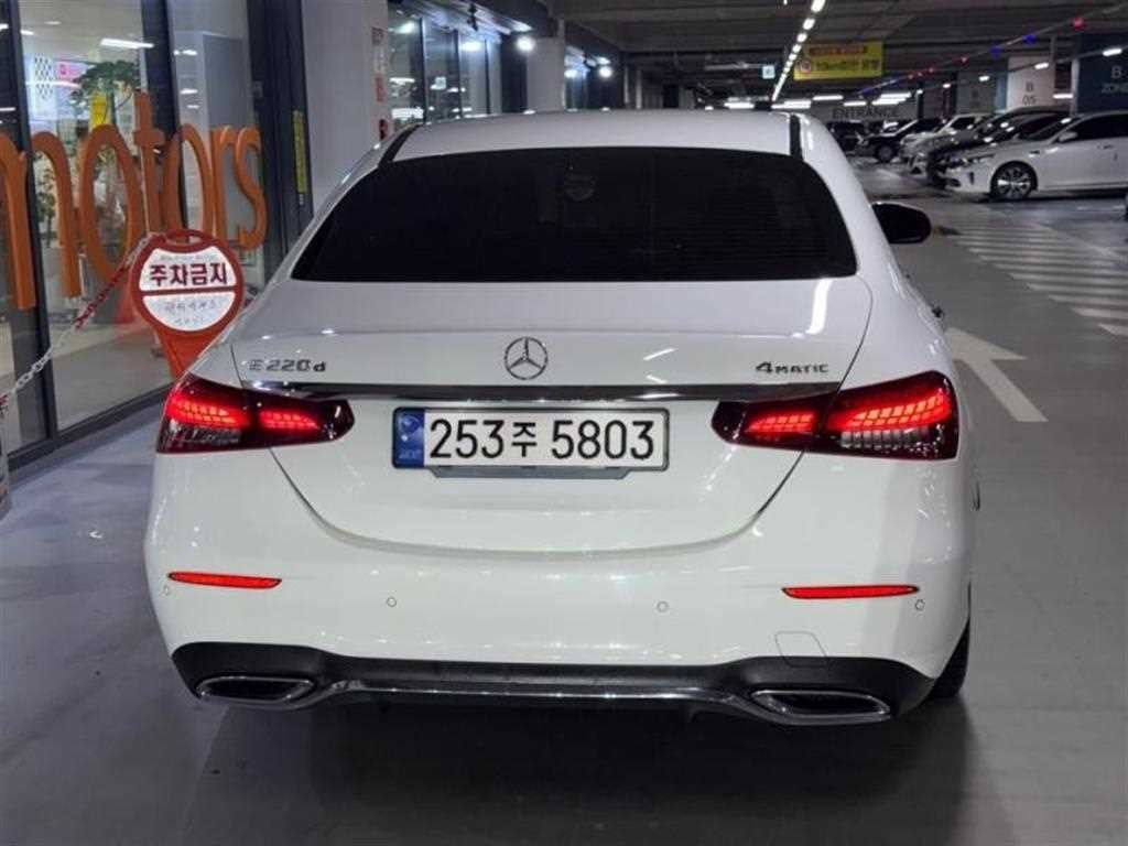 벤츠 E 클래스 E-클래스 W213 E220d 4MATIC AMG라인 이미지 5