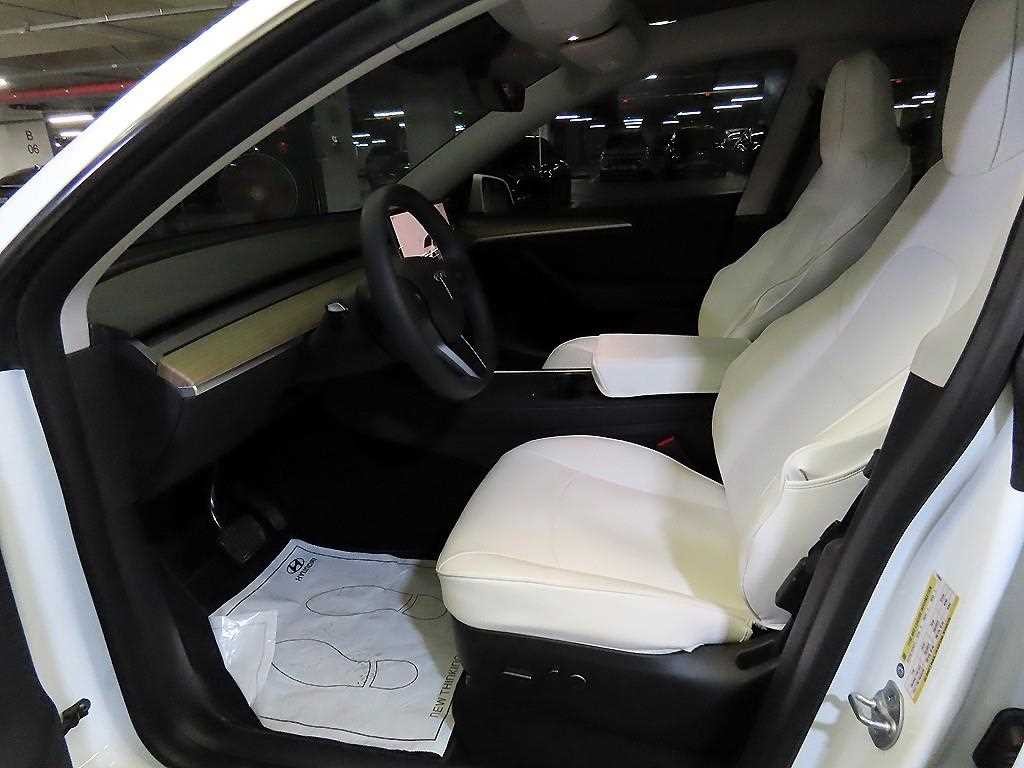 테슬라 모델 Y RWD 이미지 6