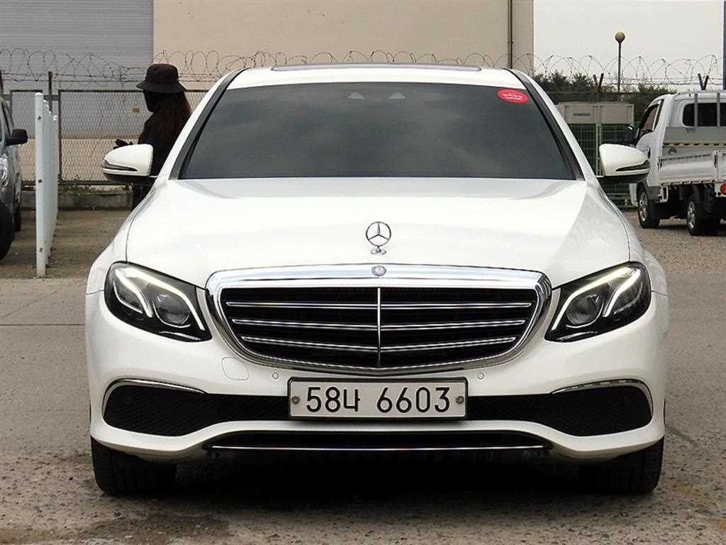 벤츠 E 클래스 E-클래스 W213 E220d 4MATIC 익스클루시브 이미지 1