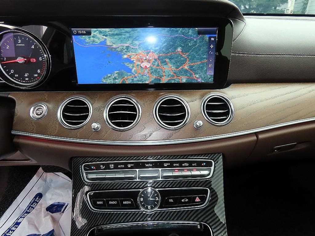 벤츠 E 클래스 E-클래스 W213 E220d 4MATIC 익스클루시브 이미지 14