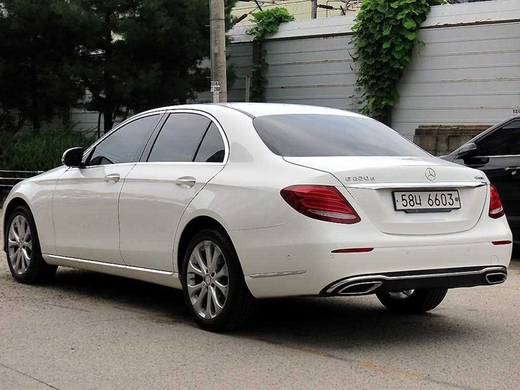 벤츠 E 클래스 E-클래스 W213 E220d 4MATIC 익스클루시브 이미지 3