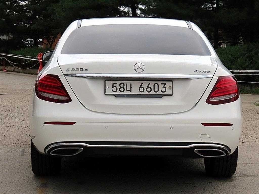 벤츠 E 클래스 E-클래스 W213 E220d 4MATIC 익스클루시브 이미지 4