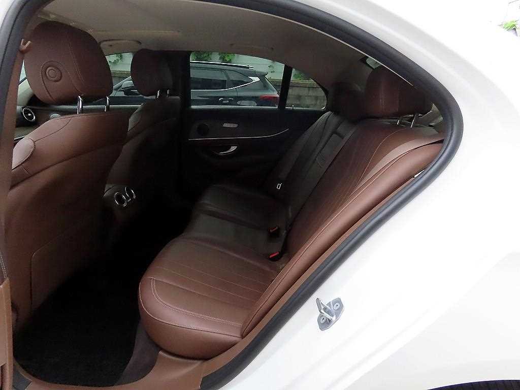 벤츠 E 클래스 E-클래스 W213 E220d 4MATIC 익스클루시브 이미지 6