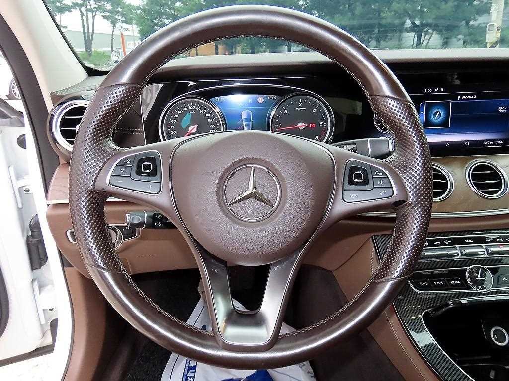 벤츠 E 클래스 E-클래스 W213 E220d 4MATIC 익스클루시브 이미지 8