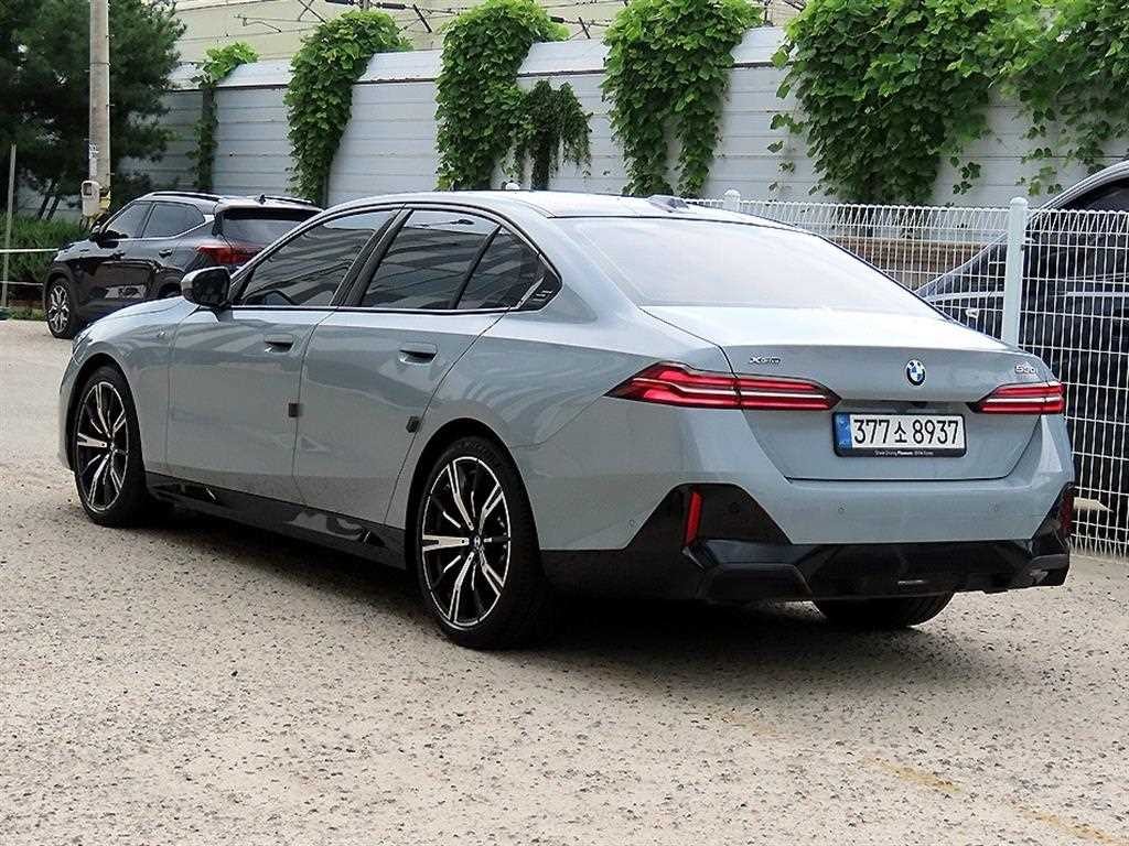 BMW 5시리즈 5시리즈 (G60) 530i xDrive M 스포츠 이미지 3