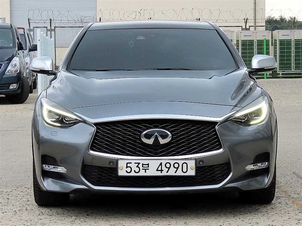 인피니티 Q Q30 2.0 프리미엄 시티 블랙 이미지 1
