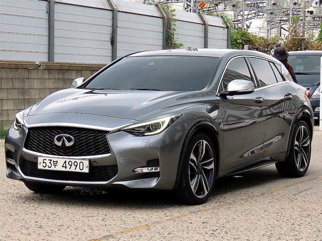 인피니티 Q Q30 2.0 프리미엄 시티 블랙 이미지 2