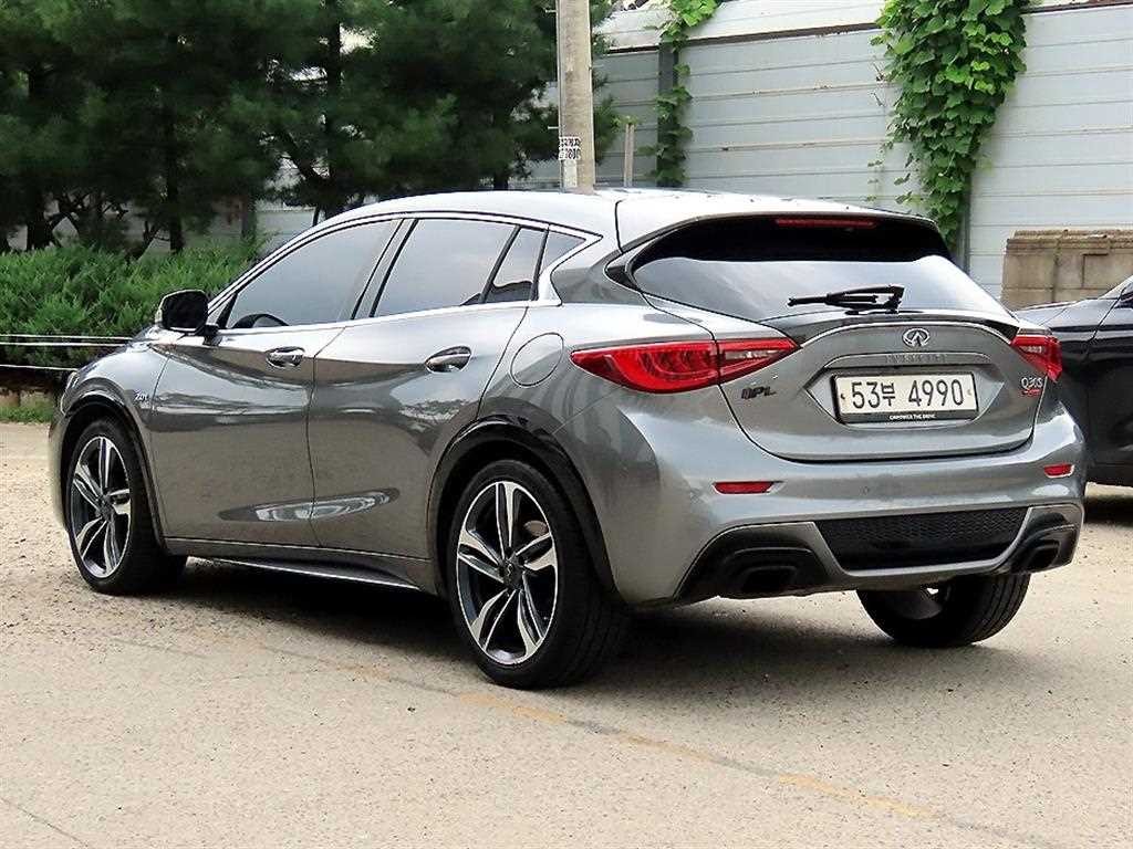 인피니티 Q Q30 2.0 프리미엄 시티 블랙 이미지 3