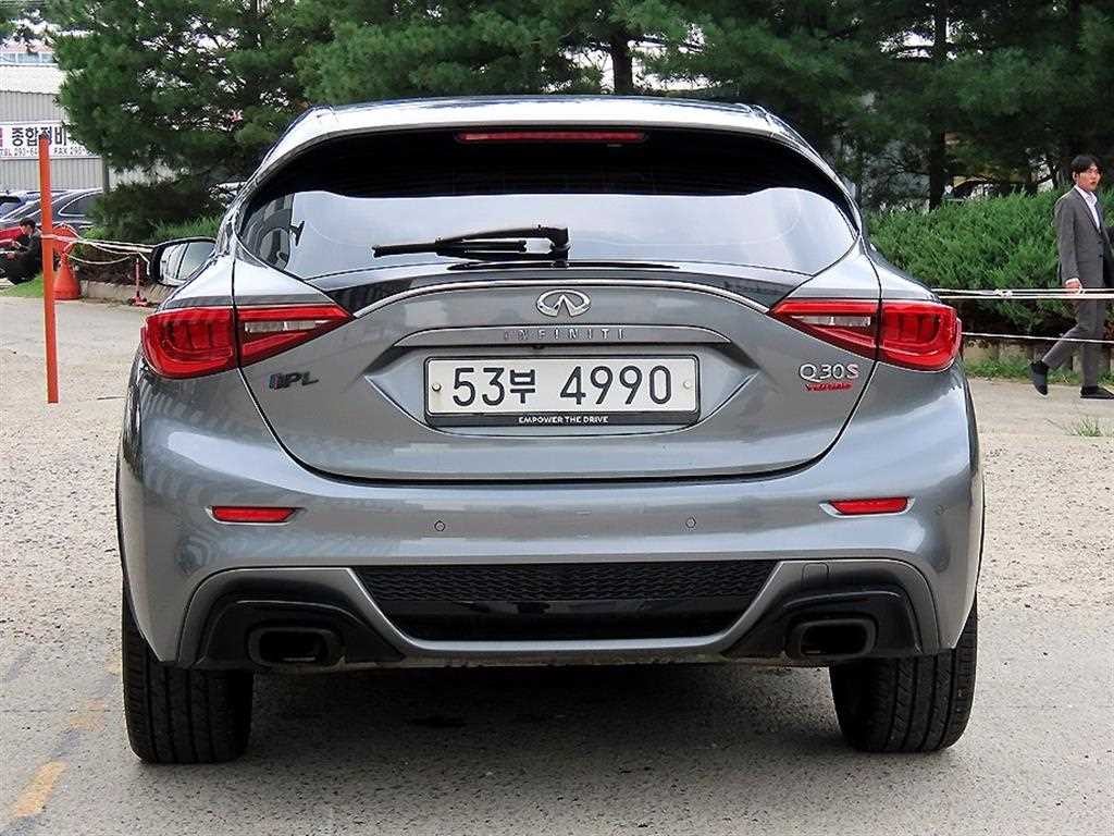 인피니티 Q Q30 2.0 프리미엄 시티 블랙 이미지 4