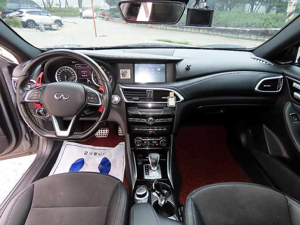 인피니티 Q Q30 2.0 프리미엄 시티 블랙 이미지 6