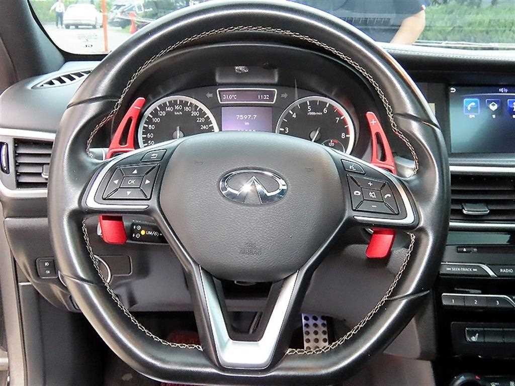 인피니티 Q Q30 2.0 프리미엄 시티 블랙 이미지 7