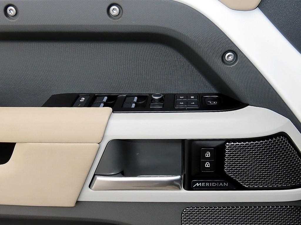 랜드로버 디펜더 디펜더 (L663) D240 SE 이미지 11
