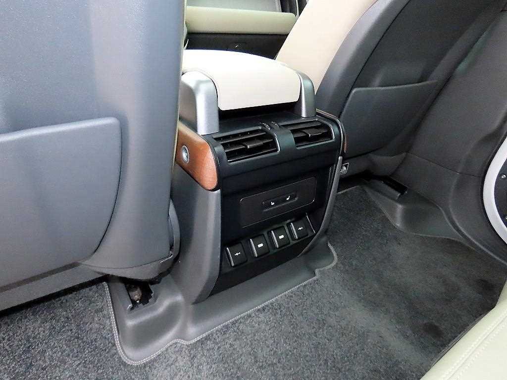 랜드로버 디펜더 디펜더 (L663) D240 SE 이미지 17
